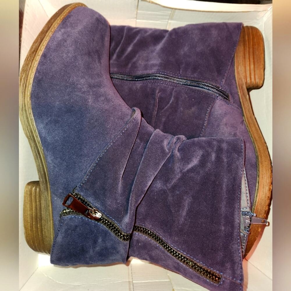 Navy suede material fall bootie